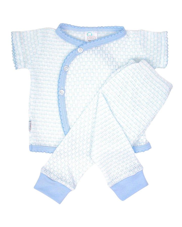 Baby outfit with short-sleeve shirt and pants in white and light blue on a white background